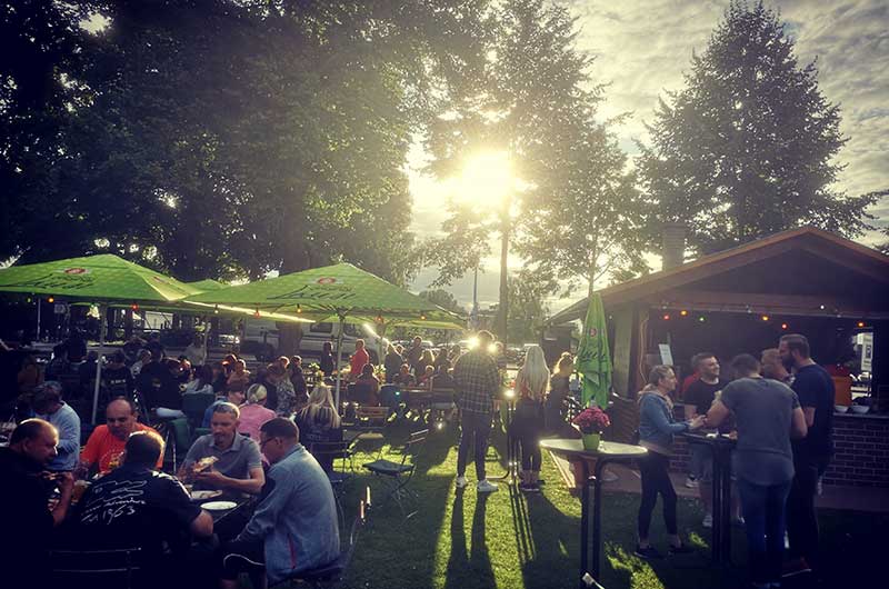 Biergarten Stimmung am Bootshaus