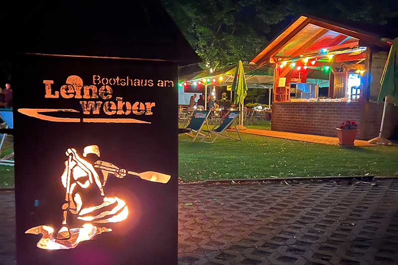 Leuchtreklame am Bootshaus Leineweber