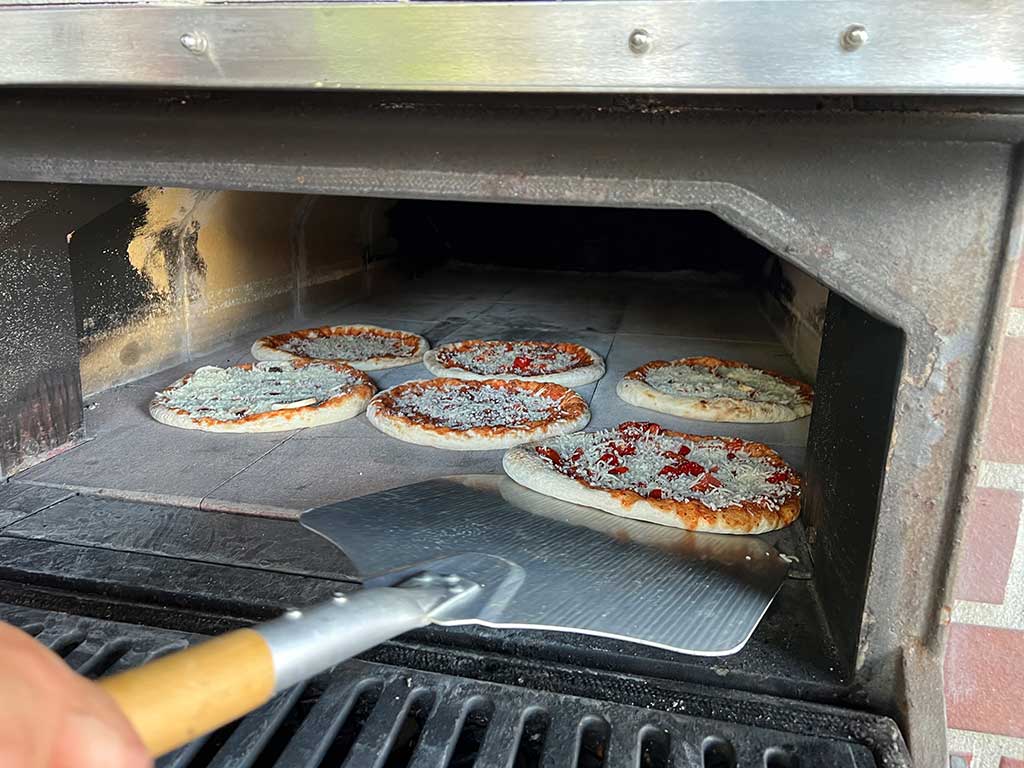 Pizza aus dem Holzbackofen