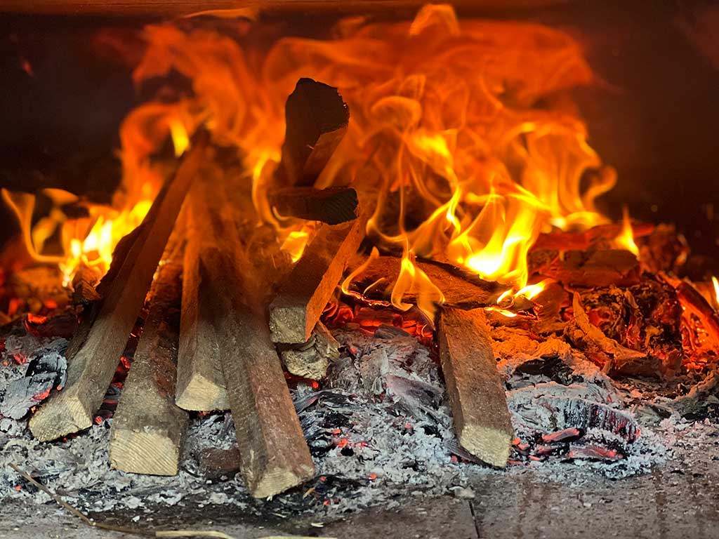 Feuer im Holzbackofen