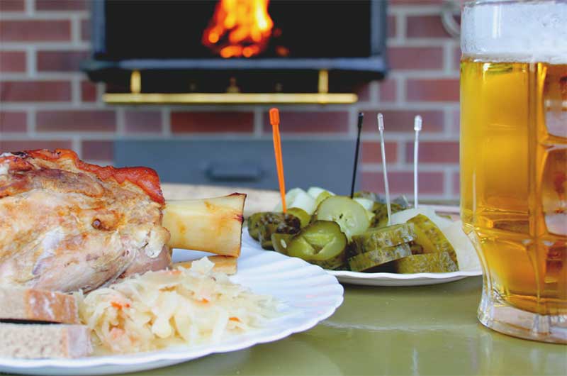 Haxe aus dem Backofen mit frisch gezapftem Bier