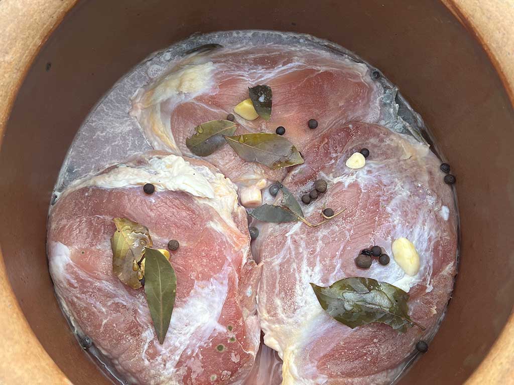 mariniertes Fleisch im Tontopf
