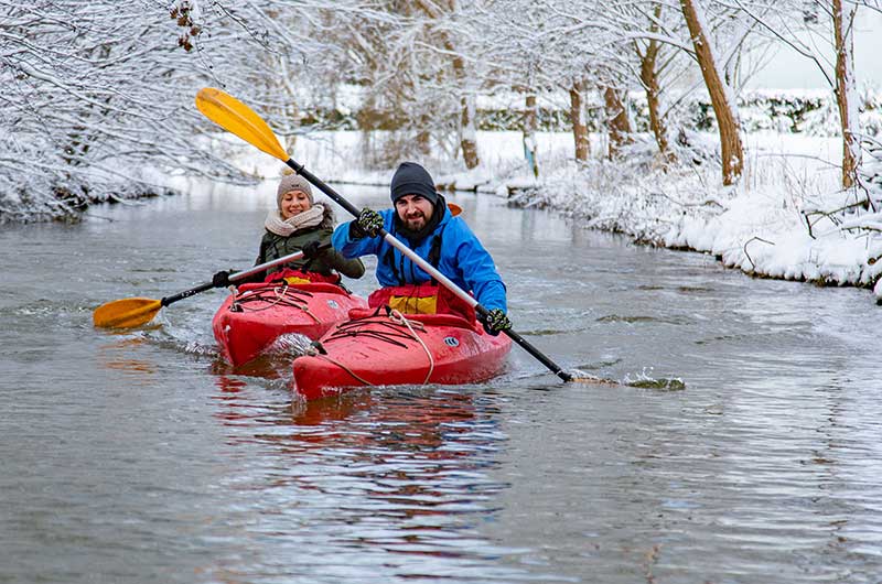 Paddler im Winter auf dem Wasser